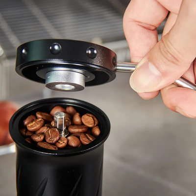 Industri Conical Body Manual Penggiling Biji Kopi Lapisan Titanium Dosis Tunggal