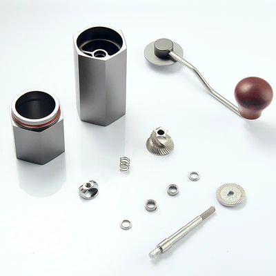 Logam Aluminium Manual Penggiling Biji Kopi Hexagonal Pengaturan Yang Dapat Disesuaikan Untuk Perjalanan Rumah Tangga